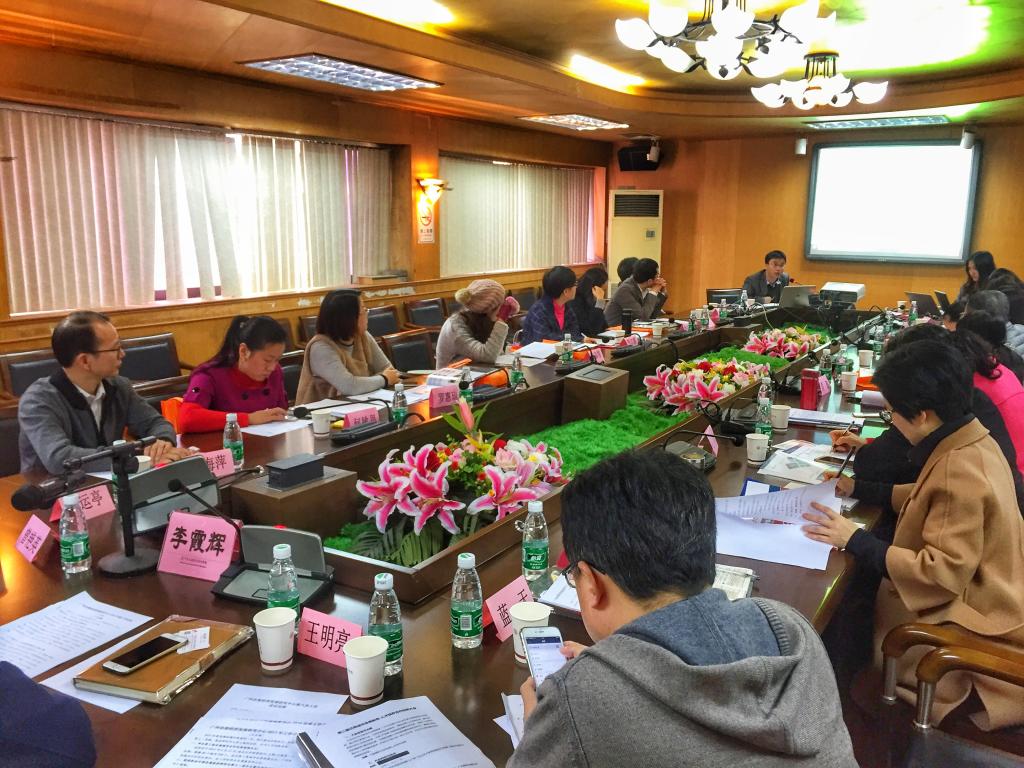 图3:伟德源自英国1946经济与贸易公司王明亮副经理与与会代表讨论活动方案