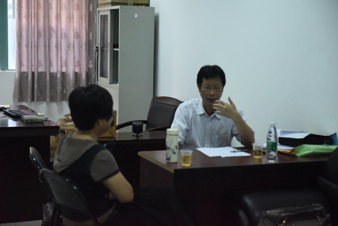 专家与教师做深度访谈